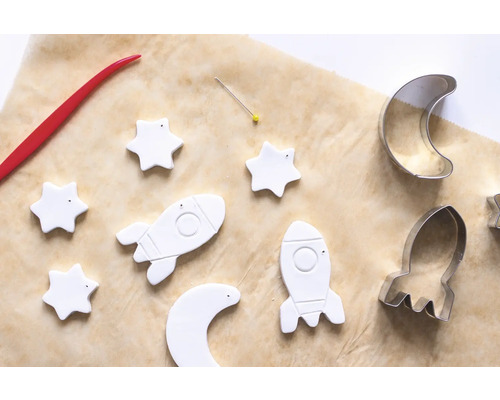 Étoiles, fusées et lunes en pâte à modeler avec emporte-pièces et outils de modelage