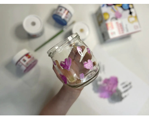 Récipient en verre peint avec pinceau et peintures loisirs créatifs