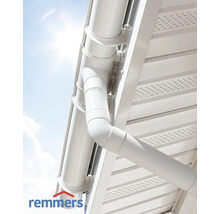 Système de gouttière en plastique avec tuyau de descente sur le toit