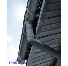 Système de gouttière en plastique sur le toit d''un bâtiment