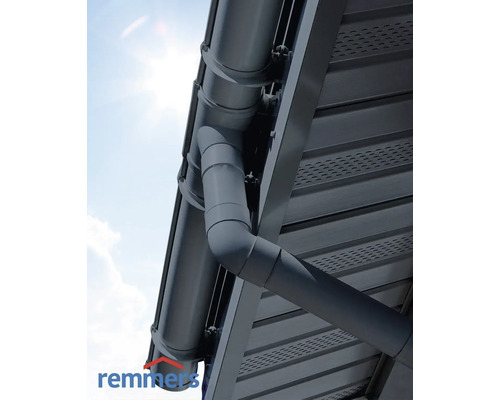 Système de gouttière en plastique sur le toit d''un bâtiment