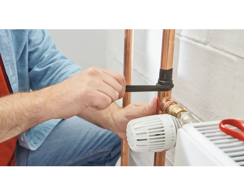 Installation d''un système de chauffage avec des tuyaux en cuivre et une vanne thermostatique