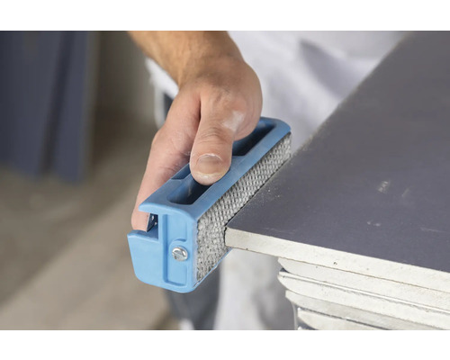 Ébavureur utilisé sur un bord métallique