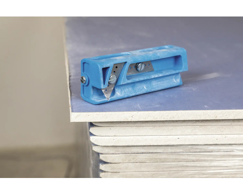 Coupe-plaque de plâtre sur une pile de plaques de plâtre