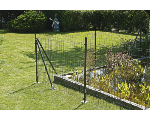 Scène de jardin avec bassin et grillage de protection pour bassin