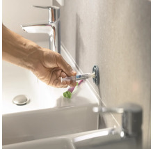 Application de mastic de réparation dans une salle de bains pour réparer une cheville