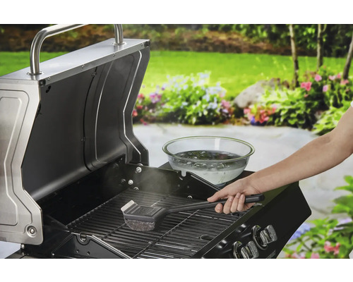 Nettoyage du gril avec une brosse à gril et de l''eau