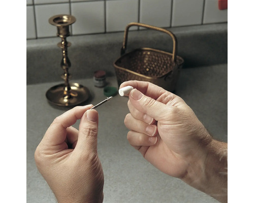 Mann befestigt Polieraufsatz an einer Bohrmaschine zum Metallpolieren