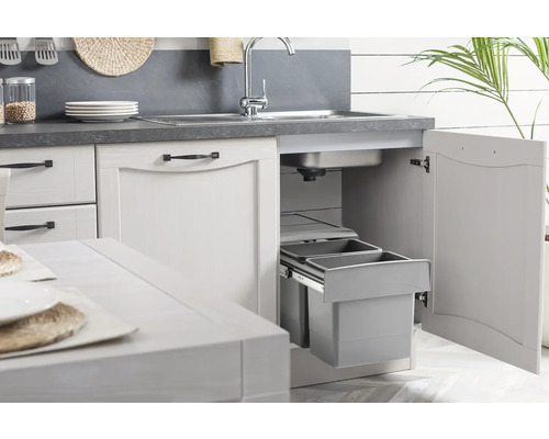 Scène de cuisine avec évier et poubelle sous l''évier