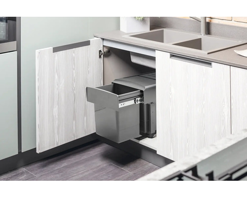 Scène de cuisine avec une poubelle grise dans le meuble bas sous l''évier