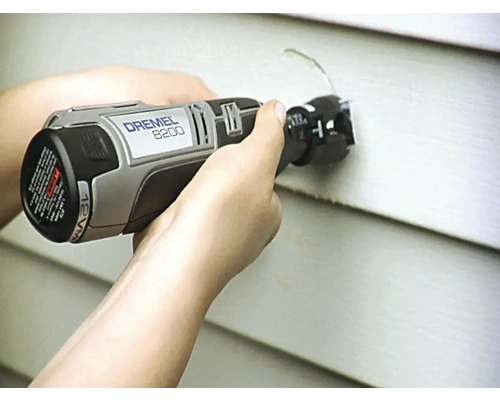 Dremel 8200 Multifunktionswerkzeug im Einsatz beim Schneiden in ein Werkstück