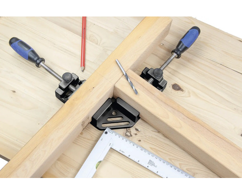 Établi avec bois, serre-joints, équerre et foret