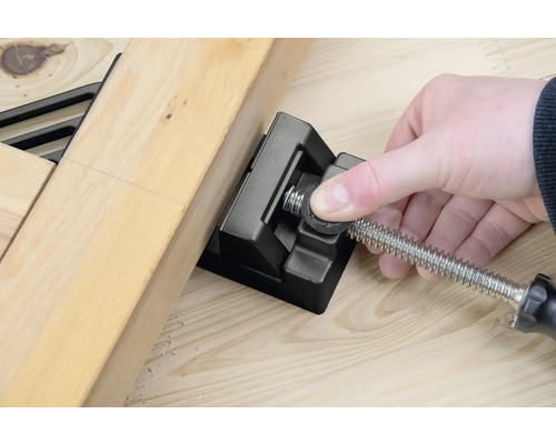 Serre-joint d''angle en utilisation avec des pièces de bois