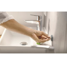 Installation d''un lavabo avec robinet