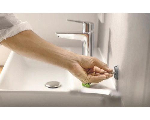 Installation d''un lavabo avec robinet