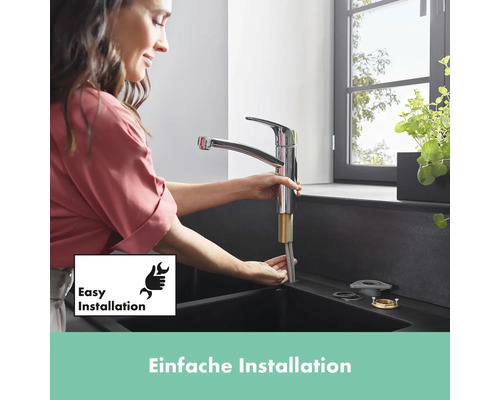 Frau installiert Küchenarmatur mit Symbol für einfache Installation