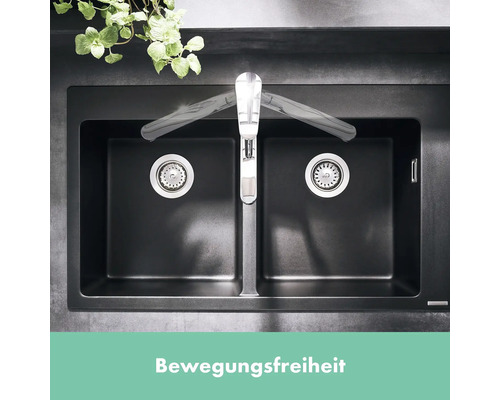 Doppelspülbecken mit schwenkbarem Wasserhahn für mehr Bewegungsfreiheit beim Spülen