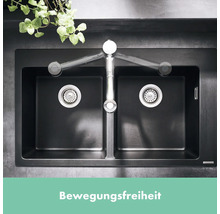 Schwarzes Doppelspülbecken mit schwenkbarem Wasserhahn für mehr Bewegungsfreiheit