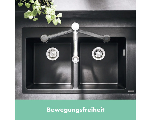 Schwarzes Doppelspülbecken mit schwenkbarem Wasserhahn für mehr Bewegungsfreiheit