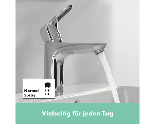 Verchromter Wasserhahn mit Normalstrahl und fließendem Wasser