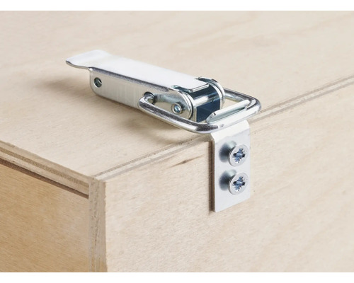 Loquet de serrage en métal monté sur une caisse en bois