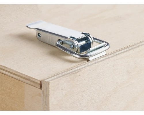 Fermeture à levier en métal sur une caisse en bois