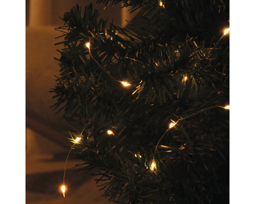 Gros plan d''une guirlande lumineuse sur un arbre de Noël