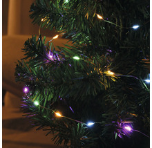Guirlande lumineuse avec des lumières multicolores sur un sapin de Noël