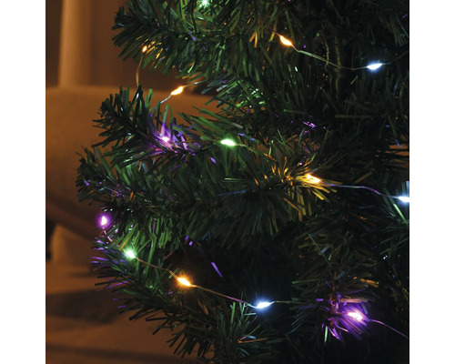 Guirlande lumineuse avec des lumières multicolores sur un sapin de Noël