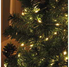 Sapin de Noël décoré avec une guirlande lumineuse et des pommes de pin