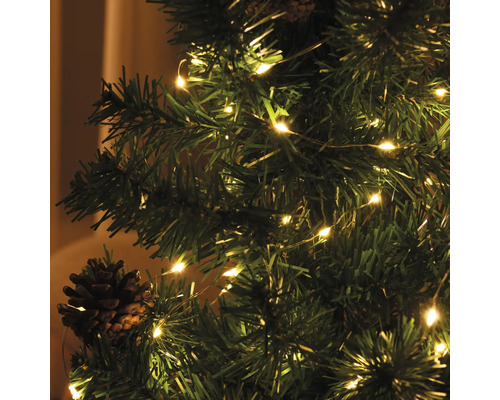 Sapin de Noël décoré avec une guirlande lumineuse et des pommes de pin