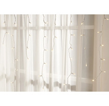 Rideau lumineux avec LED blanc chaud devant la fenêtre