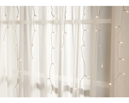 Rideau lumineux avec LED blanc chaud devant la fenêtre