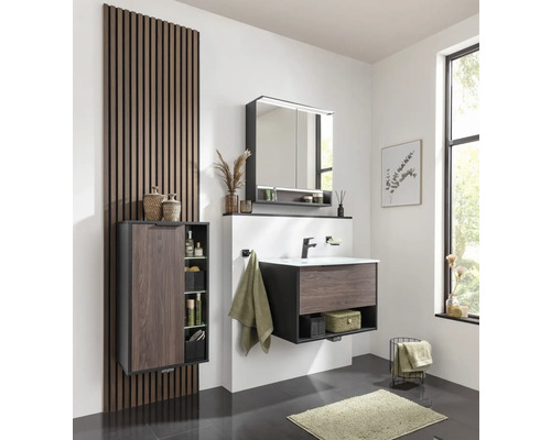 Helles Badezimmer mit Waschtisch, Spiegelschrank und Hochschrank in modernem Design