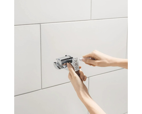 Installation d''un support de douche sur un mur carrelé