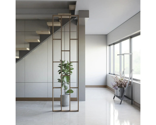 Heller Raum mit Treppe, Raumteiler, Topfpflanze und Fenster