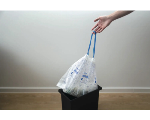 Sac poubelle avec cordon de serrage dans une poubelle