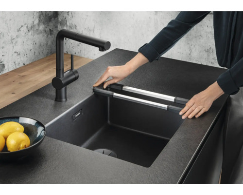 Évier de cuisine avec robinetterie et planche à découper