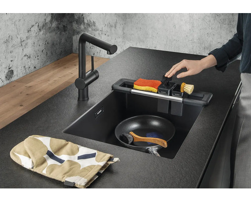 Évier avec robinet, égouttoir, liquide vaisselle, éponge et brosse sur plan de travail