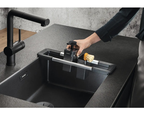 Évier de cuisine avec distributeur de savon, égouttoir et robinet