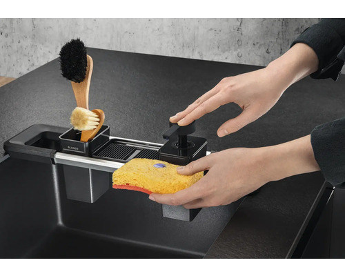 Évier avec égouttoir, distributeur de savon et brosses à vaisselle