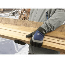Person trägt Arbeitshandschuhe und hält Holzbretter
