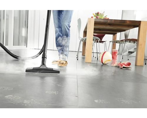 Dampfreiniger im Einsatz auf Fliesenboden in einem Wohnraum.