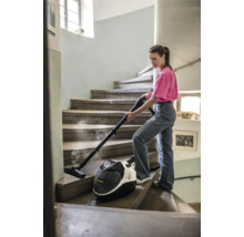 Frau reinigt Treppe mit Dampfreiniger