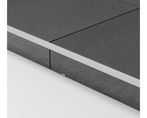 Vue détaillée de carreaux de sol avec bordure métallique