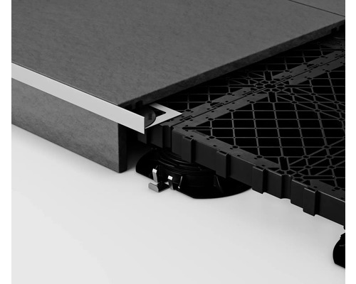 Gros plan d''une dalle de terrasse avec sous-construction et profilé de finition pour la construction de terrasse