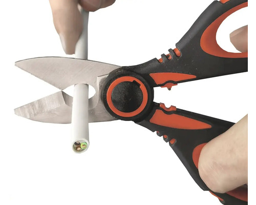 Kabel wird mit einer Kabelschere geschnitten