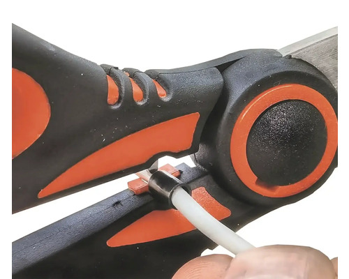 Gartenschere schneidet einen Draht