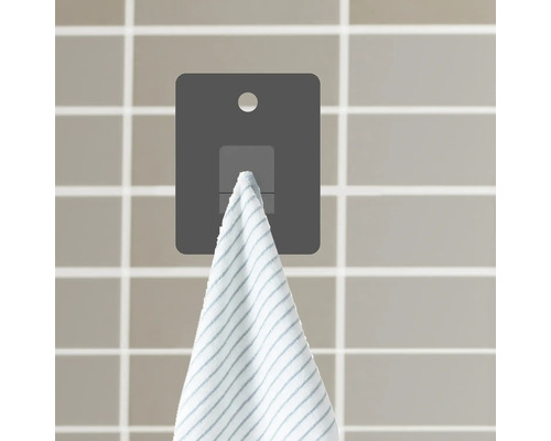 Porte-serviettes avec serviette sur le mur