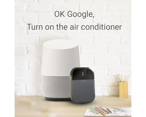 Scène avec un haut-parleur intelligent et un contrôleur de climatisation intelligent sur une table